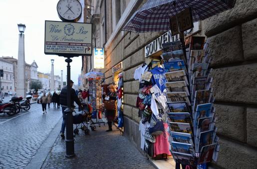 ローマの町と土産屋 ローマの町と土産屋 イタリア,ローマ,道路の写真素材