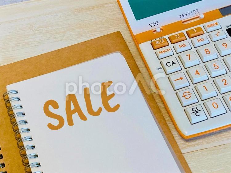 SALEの文字と電卓 セール,クリアランス,ディスカウントの写真素材