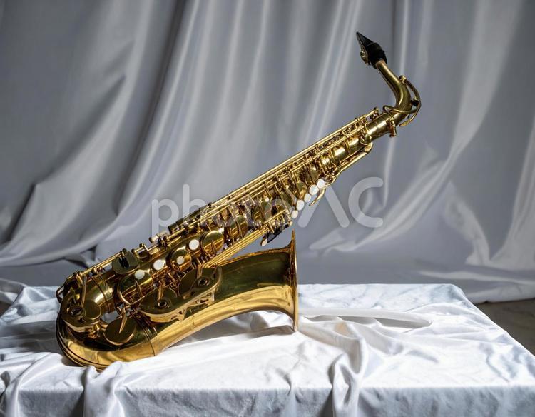 バリトンサックス　シルク　楽器　音楽　金 サックス,サクソフォン,バリトンサックスの写真素材