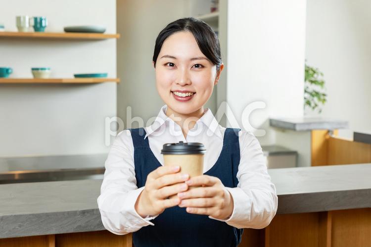 ドリンクを渡すアジア人女性店員02 カフェ,女性,店員の写真素材
