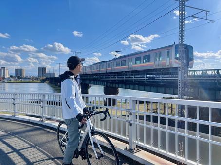 サイクリング　男性　電車 サイクリング,自転車,ロードバイクの写真素材