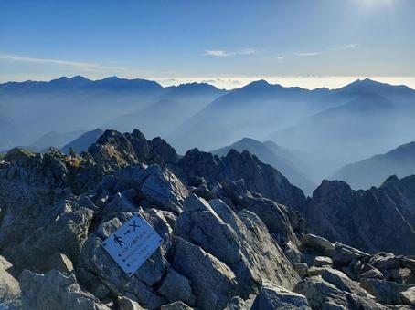 早朝の剱岳山頂から見た後立山連峰 早朝の剱岳山頂から見た後立山連峰の写真