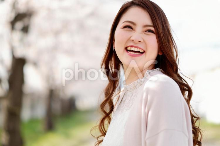 桜と派手目なメークの日本人女性10 女性,日本人,アジア人の写真素材