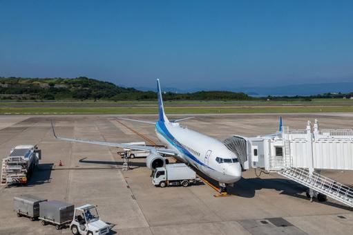 明るい昼の長崎国際空港のフライト 明るい昼の長崎国際空港のフライト 飛行機,航空機,旅客機の写真素材