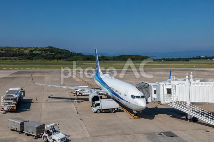 明るい昼の長崎国際空港のフライト 飛行機,航空機,旅客機の写真素材