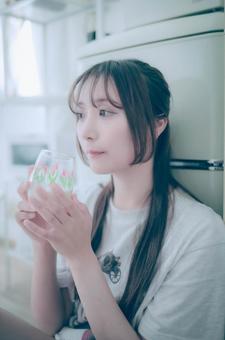 部屋で寛ぐ女性 部屋で寛ぐ女性の写真