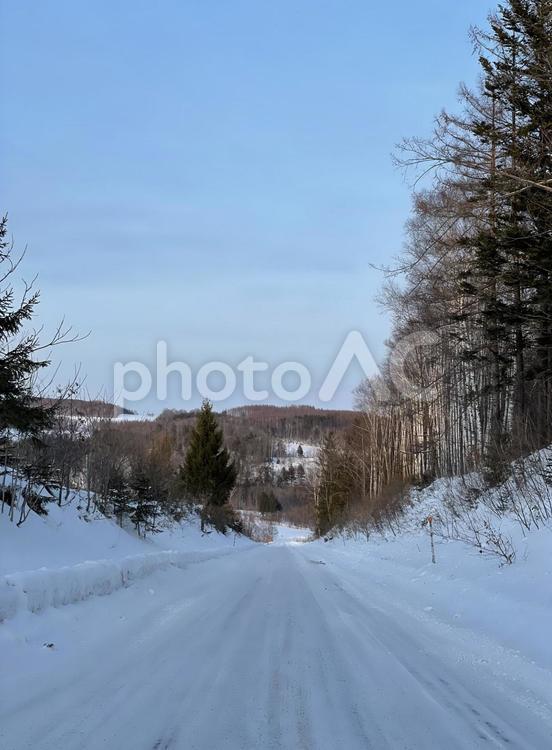 北海道の冬の田舎道 冬,道,山の写真素材