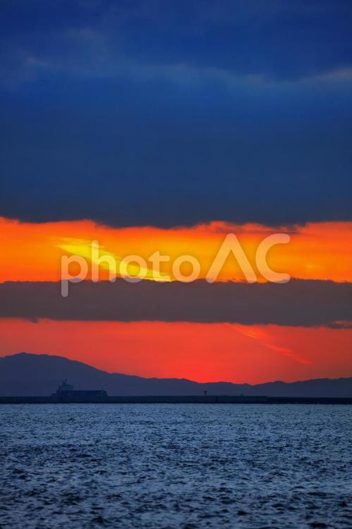大阪港、夕日と海 大阪港,海,夕日の写真素材
