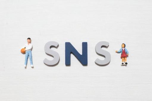 SNSに触れる子供たちのイメージ① SNSに触れる子供たちのイメージ① ソーシャルネットワーキングサー,ネット,ブログの写真素材