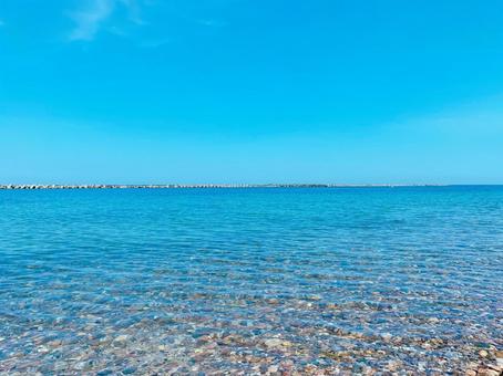 空と海がひとつになる透明の海 空と海がひとつになる透明の海の写真