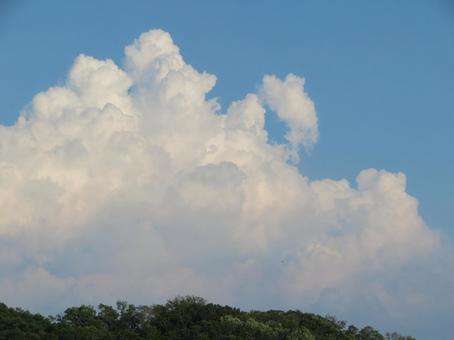 山上に広がる白い雲の写真