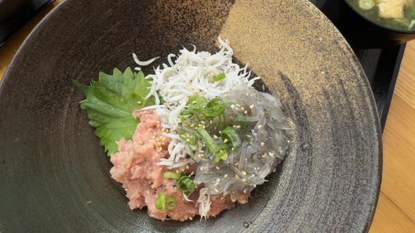 生しらすとマグロねぎトロ丼 黒いお皿 生しらすとマグロねぎトロ丼 黒いお皿 しらす丼,生しらす丼,しらすの写真素材