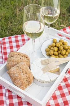 チーズやグラスに入った飲み物 ワイングラス,飲み物,アルコールの写真素材