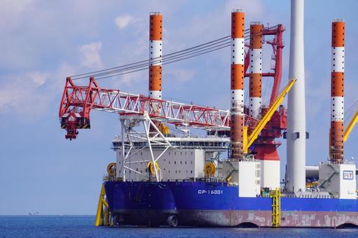 クレーン船 クレーン船 工事,風力発電機,エコの写真素材