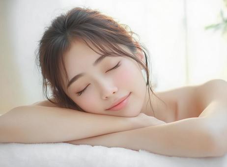 美容エステでリラックスして眠る若い女性 美容エステでリラックスして眠る若い女性の写真