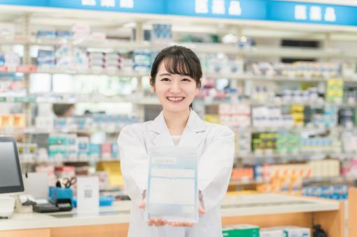 薬局・病院・ドラッグストアで働く薬剤師 薬局・病院・ドラッグストアで働く薬剤師 薬剤師,薬,処方箋の写真素材