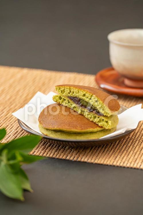 和風背景に抹茶どら焼き 抹茶,抹茶スイーツ,どら焼きの写真素材
