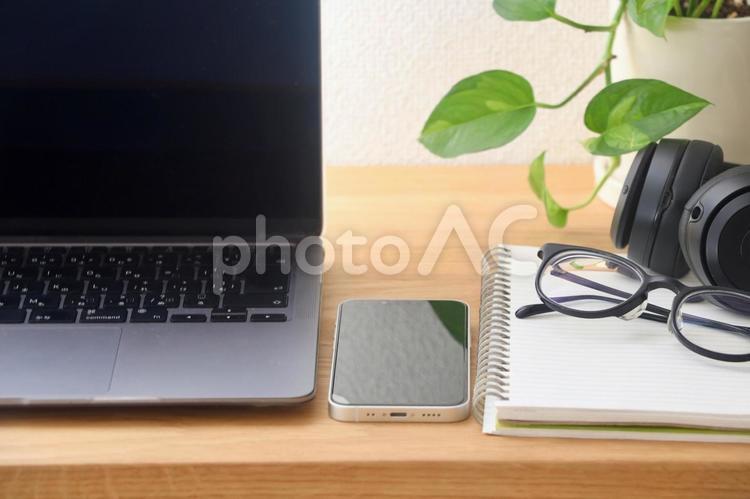 PCとスマホとめがね　デスクワーク パソコン,スマホ,デスクワークの写真素材