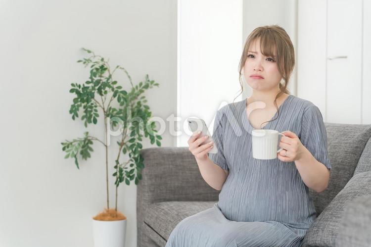 スマホを使う妊婦（イライラ・不満） 妊婦,スマホ,妊娠の写真素材