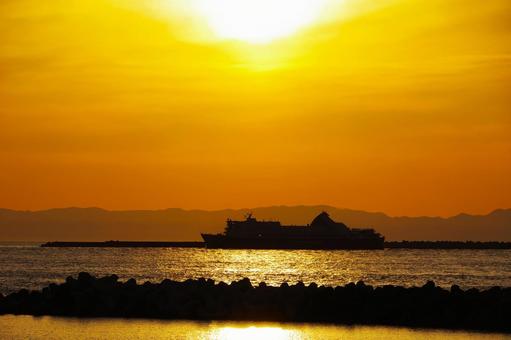 夕日と船 夕日と船 船,船舶,夕暮れの写真素材
