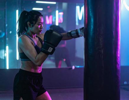 暗闇フィットネススタジオでボクシングの写真