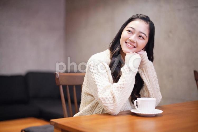 頬杖をして待っている女性 女性,頬杖,横を見るの写真素材