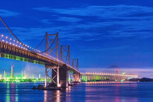 工場群の光彩と本州四国連絡橋 工場夜景,本州,四国の写真素材