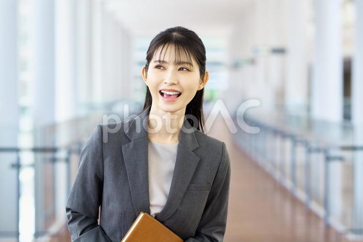 資料を持つ女性社員　ビジネス ビジネス,キャリアウーマン,資料の写真素材