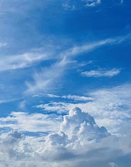 アニメにありそうな空雲の写真