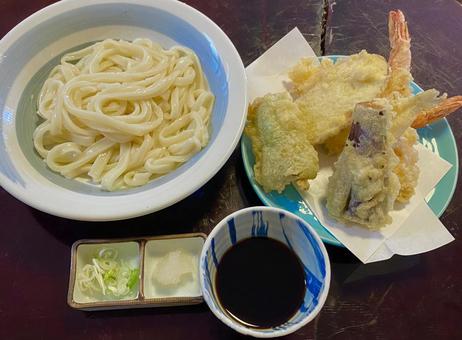 うどん　天ぷら盛り合わせ　つけ汁 うどん,天ぷら盛り合わせ,手打ちうどんの写真素材