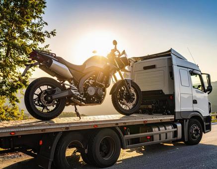 輸送用トラックに積載されたバイク 輸送用トラックに積載されたバイクの写真