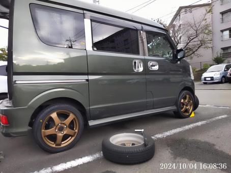 只今タイヤ交換中 只今タイヤ交換中 軽自動車,タイヤ,タイヤ交換の写真素材