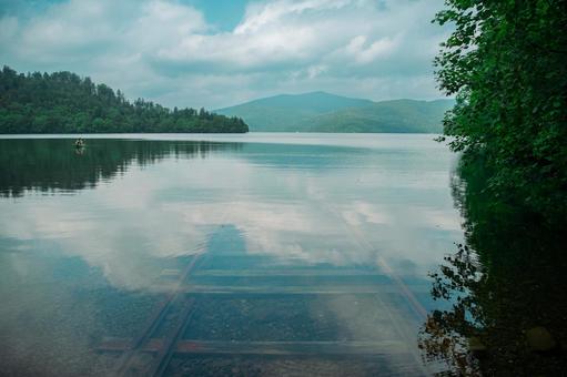 湖底線路とカヤック 湖底線路とカヤックの写真
