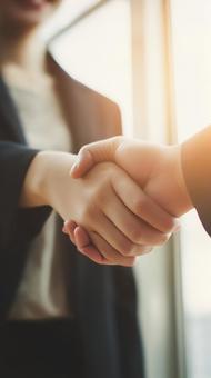 握手をするビジネスパーソンの写真