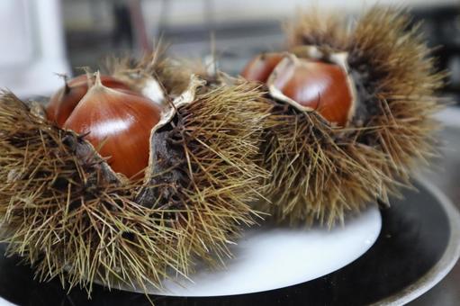お皿の上のいがに入った茶色の実の栗 お皿,上,いがの写真素材