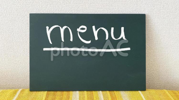 黒板にmenuの文字と黄色い布 menu,メニュー,黒板の写真素材
