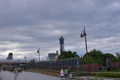 大阪市立美術館前の連絡通路にて 大阪市立美術館前の連絡通路にての写真