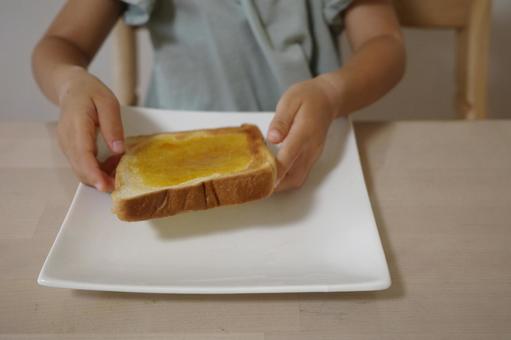 食パンを食べようとしている子ども 食パンを食べようとしている子ども 子ども,パン,ご飯の写真素材