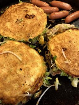お好み焼きとウインナー お好み焼きとウインナー お好み焼き,ウインナー,食べ物の写真素材