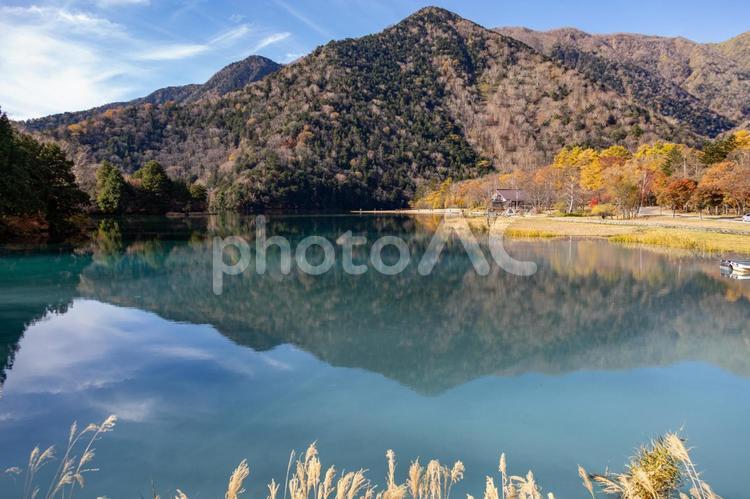 紅葉初めの湯ノ湖と青空と水鏡 奥日光,湯元,湯ノ湖の写真素材