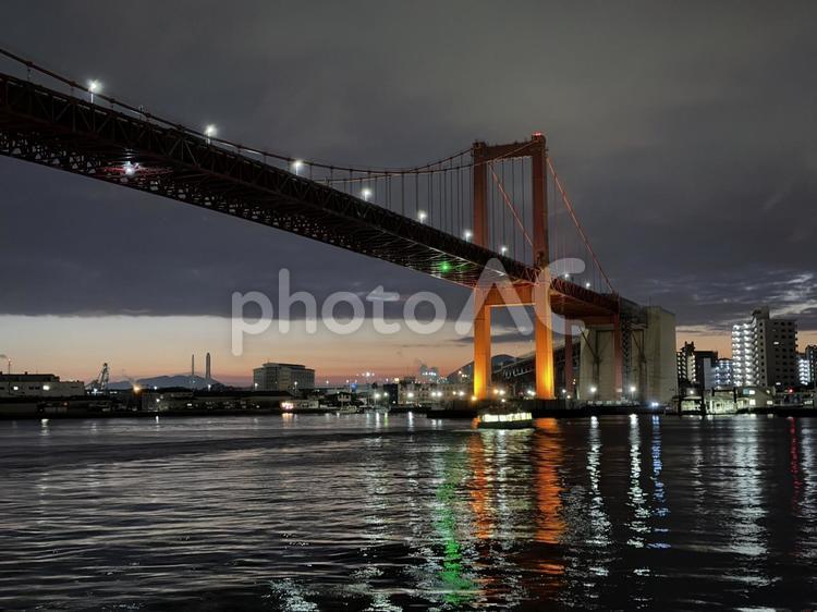 明け方の若戸大橋と北九州の街並み 光,海峡,景色の写真素材