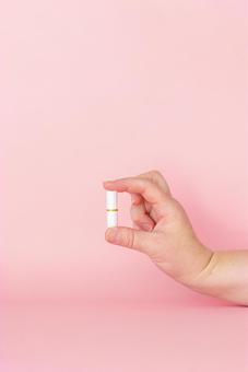 タンポンを持つ手 生理,月経,手の写真素材