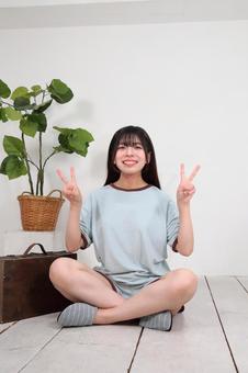 部屋着でリラックスする女性 部屋着でリラックスする女性 女性,若い,20代の写真素材