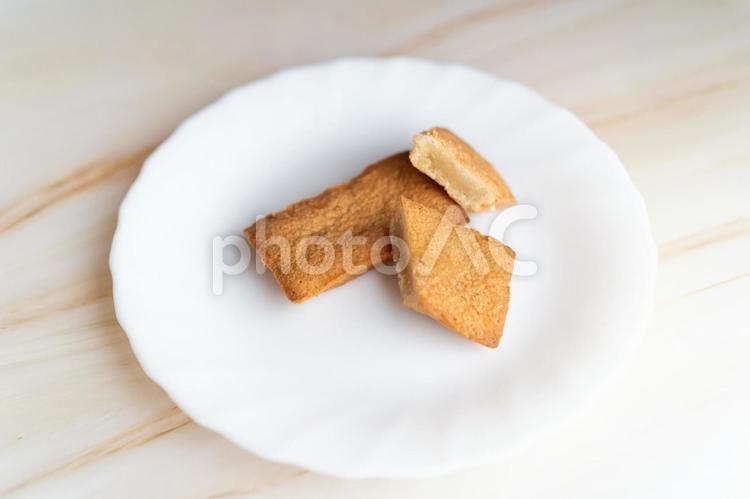 割った焼き菓子の断面① フィナンシェ,焼き菓子,お菓子の写真素材