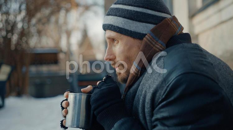 カップを持っている男性の横顔 男性,ニット帽,人物の写真素材