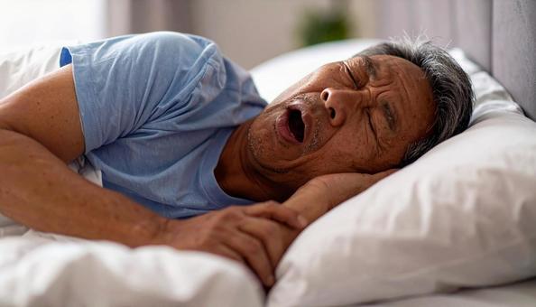 大きないびきをかいて眠る日本人男性 大きないびきをかいて眠る日本人男性の写真