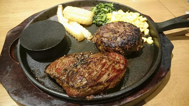 ステーキ・ハンバーグ ステーキ・ハンバーグ ハンバーグ,鉄板,付け合わせの写真素材