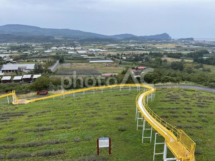 丘から続く滑り台 滑り台,遊具,公園の写真素材