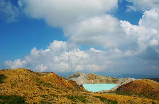 エメラルドグリーンが美しい 白根山の湯釜 エメラルドグリーンが美しい 白根山の湯釜の写真