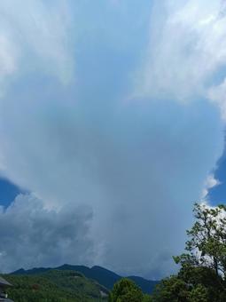入道雲と夏の山の風景 入道雲と夏の山の風景 空,雲,山の写真素材